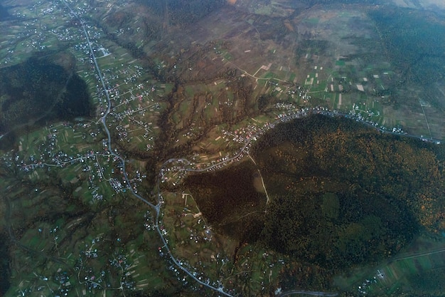 Vista aérea de alta altitude de casas espalhadas distantes na área rural