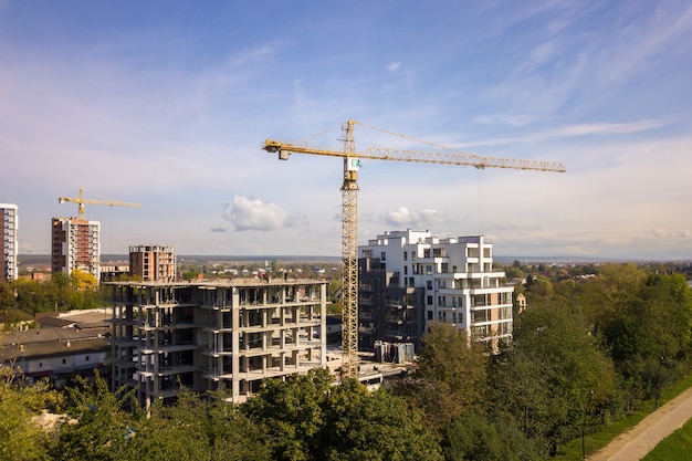 Vista aérea de altos edifícios de apartamentos residenciais em construção. Desenvolvimento imobiliário.