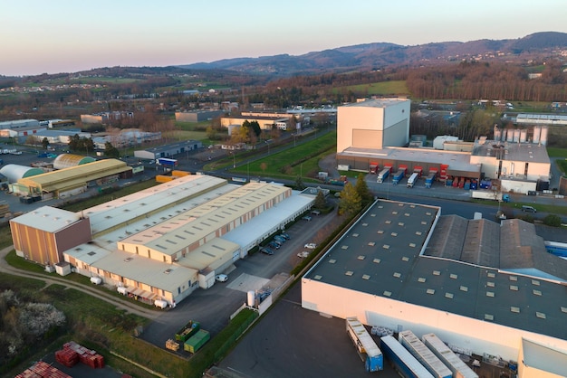 Vista aérea de armazéns de mercadorias e centro de logística na zona industrial da cidade de cima