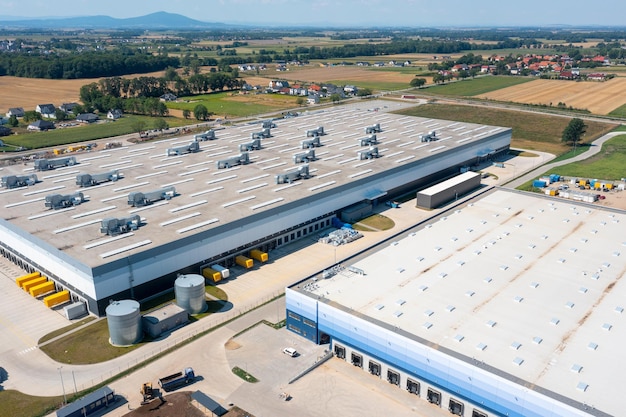 Vista aérea de armazéns logísticos de transporte de mercadorias por transporte terrestre