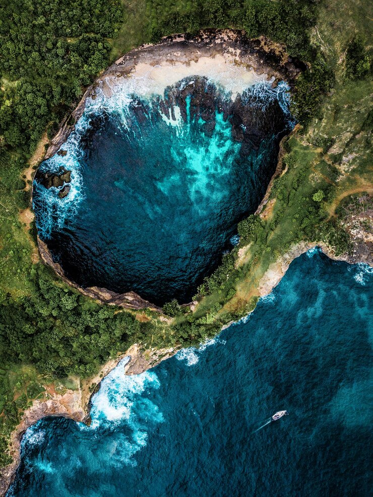 Foto vista aérea de árvores e lagoa do mar