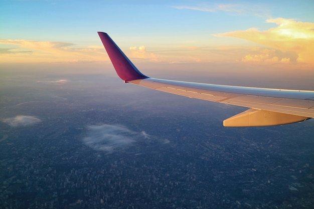 Vista aérea, de, bangkok, tailandia, com, predios, em, cidade grande, noite, céu