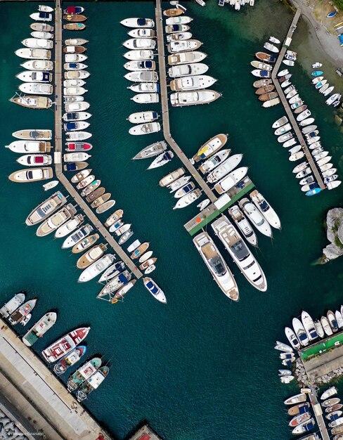 Foto vista aérea de barcos ancorados no porto