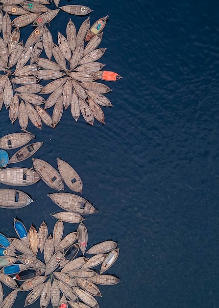 Vista aérea de barcos de passageiros de madeira ao longo do rio Buriganga Dhaka Bangladesh