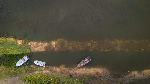 Vista aérea de barcos estacionados perto do cais no lago