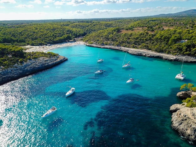 Vista aérea de barcos flutuantes em Cala Llombards