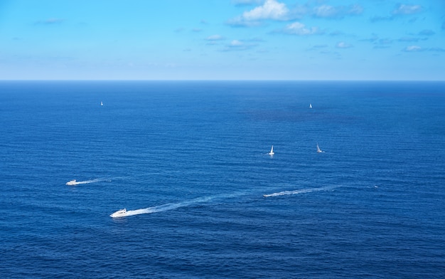 Vista aérea, de, barcos iate, cruzar mediterrâneo