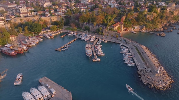 Vista aérea de barcos incríveis Marina bay Vista superior do drone do porto com iate a motor e veleiro Seascape