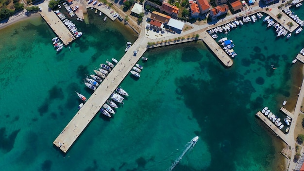 Vista aérea de barcos portuários e iates ancorados em foto de alta qualidade portuária