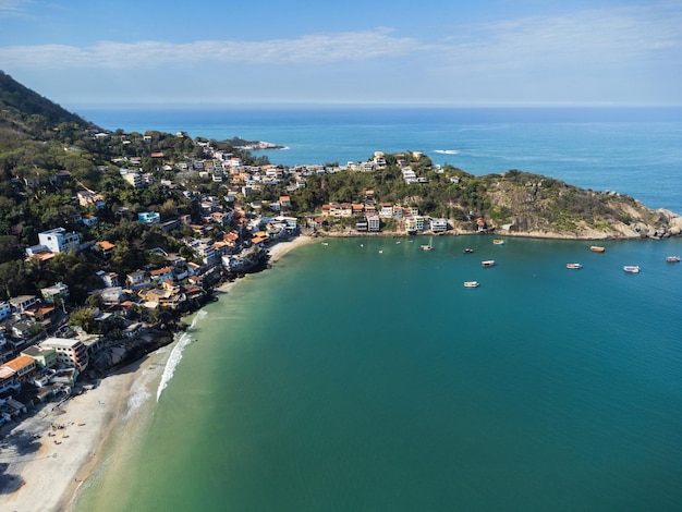 Vista aérea de Barra de Guaratiba zona oeste do Rio de Janeiro Brasil Ao lado da praia da Marambaia Grandes morros ao redor Dia de sol ao amanhecer Praia com águas claras Praia de Barra de Guaratiba Foto de drone