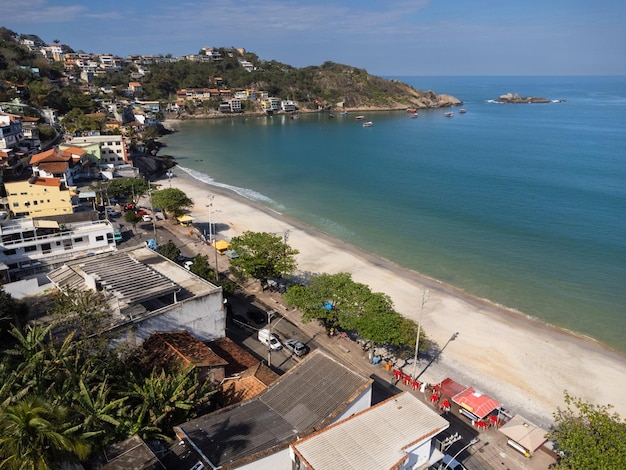 Vista aérea de Barra de Guaratiba zona oeste do Rio de Janeiro Brasil Ao lado da praia da Marambaia Grandes morros ao redor Dia de sol ao amanhecer Praia com águas claras Praia de Barra de Guaratiba Foto de drone