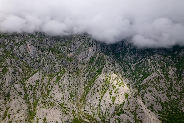 Vista aérea de belas montanhas rochosas cobertas de nuvens na baía de Kotor Montenegro