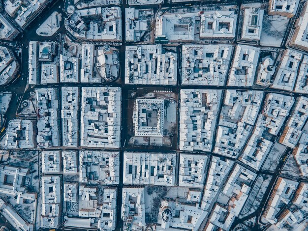 Vista aérea de blocos da cidade cobertos de neve no centro de cópia do espaço diretamente acima