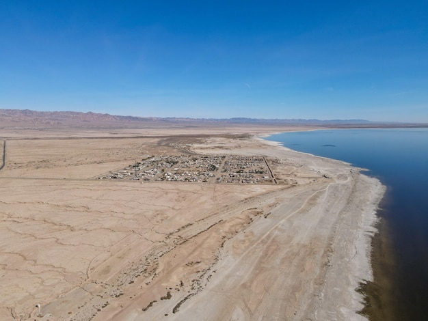 Vista aérea de Bombay Beach e da paisagem do sul da Califórnia Salton Sea na Califórnia