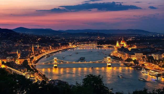 Vista aérea de Budapeste e pontos de referência iluminados ao pôr do sol