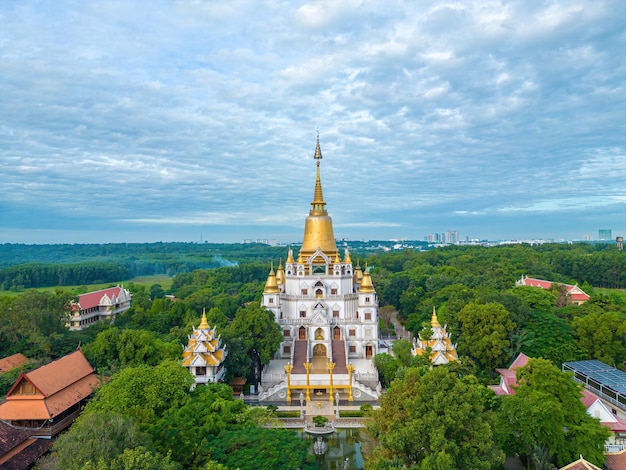 Vista aérea de Buu Long Pagoda na cidade de Ho Chi Minh Um belo templo budista escondido na cidade de Ho Chi Minh no Vietnã Uma arquitetura mista da Índia Mianmar Tailândia Laos e Vietnã