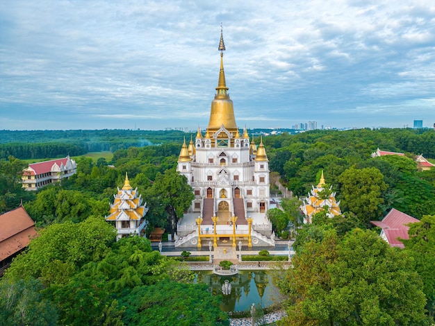 Vista aérea de Buu Long Pagoda na cidade de Ho Chi Minh Um belo templo budista escondido na cidade de Ho Chi Minh no Vietnã Uma arquitetura mista da Índia Mianmar Tailândia Laos e Vietnã