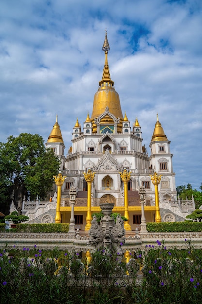 Vista aérea de Buu Long Pagoda na cidade de Ho Chi Minh Um belo templo budista escondido na cidade de Ho Chi Minh no Vietnã Uma arquitetura mista da Índia Mianmar Tailândia Laos e Vietnã