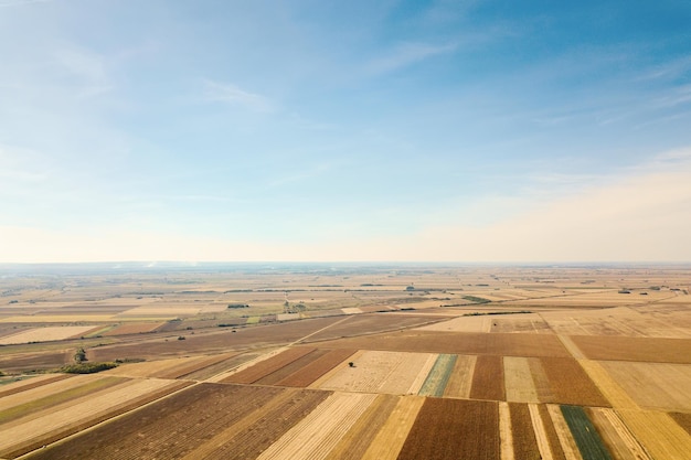 Vista aérea de campos agrícolas Campo de outono.