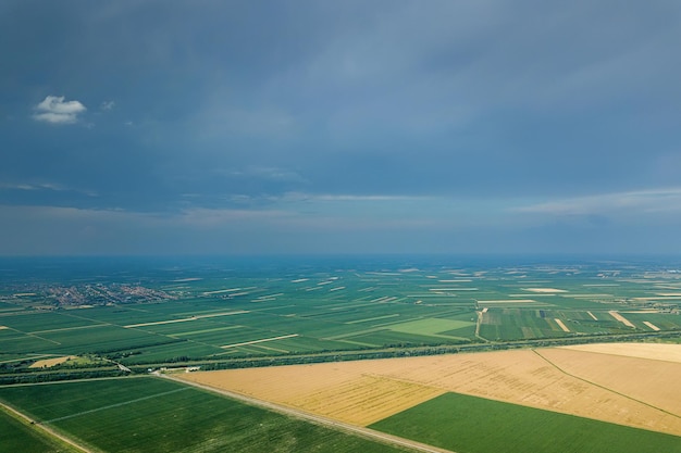 Vista aérea de campos agrícolas. Campo nublado, vista aérea.