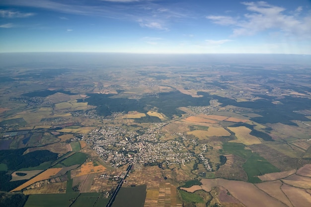 Vista aérea de campos agrícolas e casas dispersas distantes na área rural