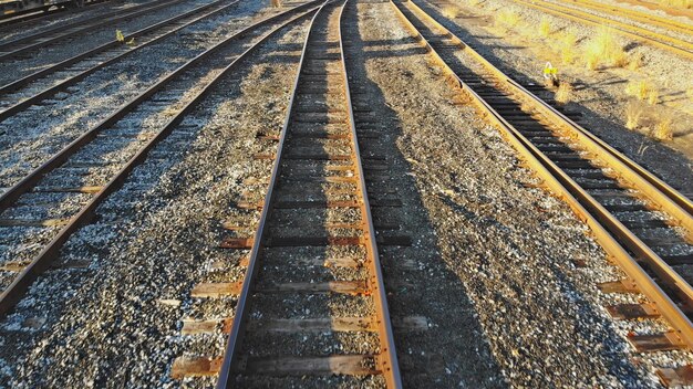 Vista aérea de carga da estação ferroviária em um poço