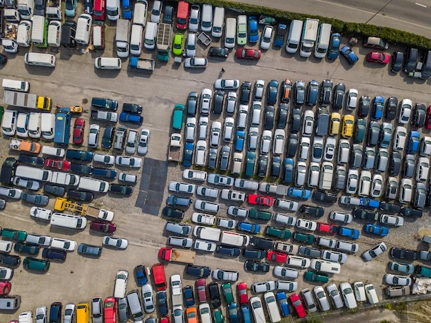 Foto vista aérea de carros coloridos estacionados no estacionamento