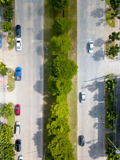 Vista aérea de carros na estrada na cidade