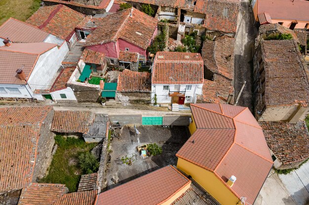 Vista aérea de casas antigas com telhados antigos e ruas estreitas