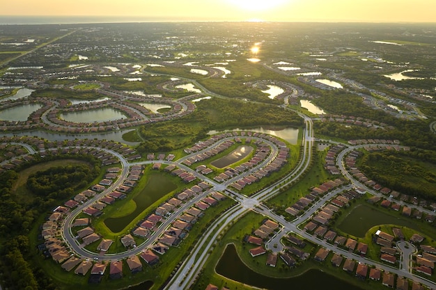 Vista aérea de casas bem compactadas em clubes fechados da Flórida Casas familiares como exemplo de desenvolvimento imobiliário nos subúrbios americanos