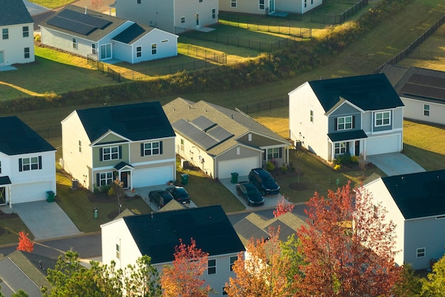 Vista aérea de casas bem compactadas na área residencial da Carolina do Sul Novas casas familiares como exemplo de desenvolvimento imobiliário nos subúrbios americanos