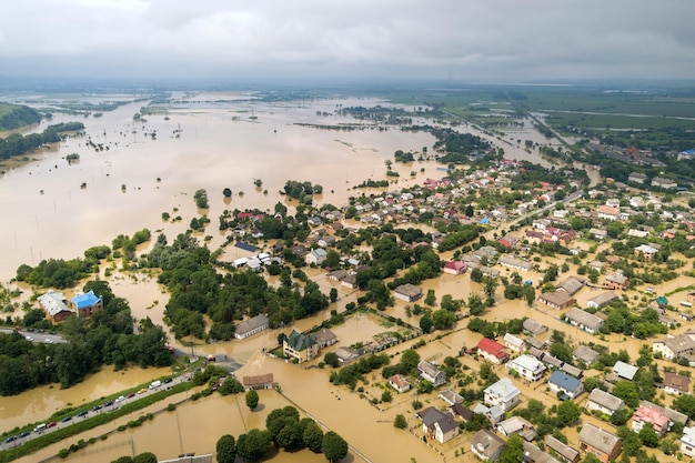 Vista aérea de casas inundadas com água suja do rio Dnister na cidade de Halych, no oeste da Ucrânia