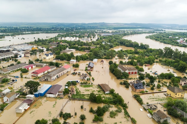 Vista aérea de casas inundadas com água suja do rio Dnister na cidade de Halych, Ucrânia ocidental.