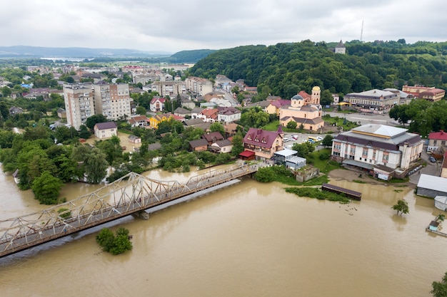 Vista aérea de casas inundadas com água suja do rio Dnister na cidade de Halych, Ucrânia ocidental.