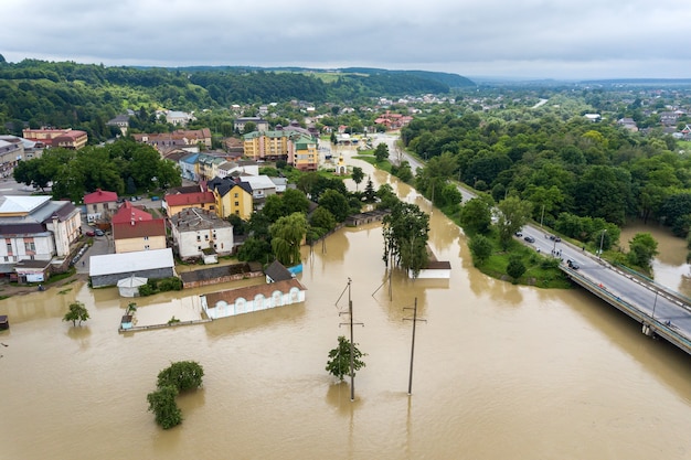 Vista aérea de casas inundadas com água suja do rio Dnister na cidade de Halych, Ucrânia ocidental.