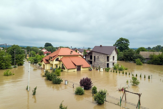 Vista aérea de casas inundadas com água suja do rio Dnister na cidade de Halych, Ucrânia ocidental.