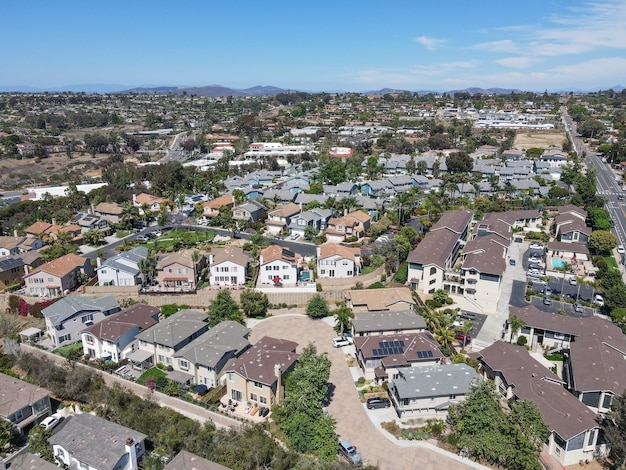 Vista aérea de casas na rica cidade residencial de Encinitas, sul da Califórnia, EUA.