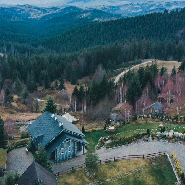 Vista aérea de casas nas montanhas