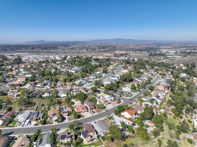 Vista aérea de casas no vale da cidade de Oceanside, em San Diego, Califórnia, EUA