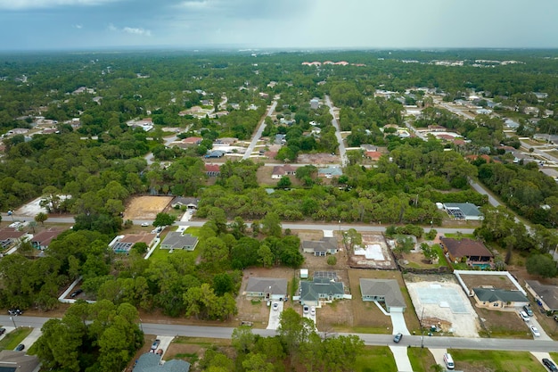 Vista aérea de casas privadas suburbanas entre palmeiras verdes na área rural da Flórida