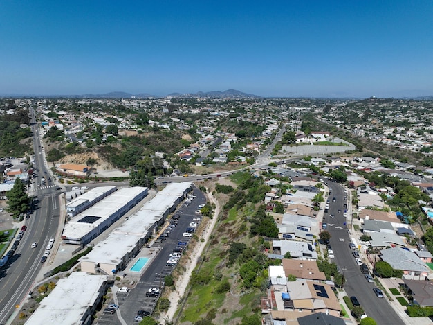 Vista aérea de casas residenciais e condomínios no bairro do sul de San Diego, Califórnia, EUA