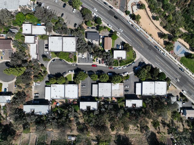 Vista aérea de casas residenciais e condomínios no bairro do sul de San Diego, Califórnia, EUA