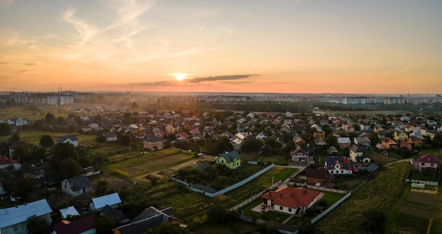 Vista aérea de casas residenciais em área rural suburbana ao pôr do sol