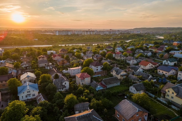 Vista aérea de casas residenciais em área rural suburbana ao pôr do sol