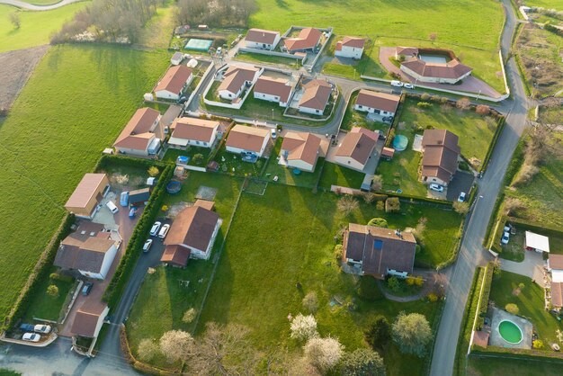 Foto vista aérea de casas residenciais na área rural suburbana verde