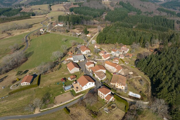 Vista aérea de casas residenciais na área rural suburbana verde