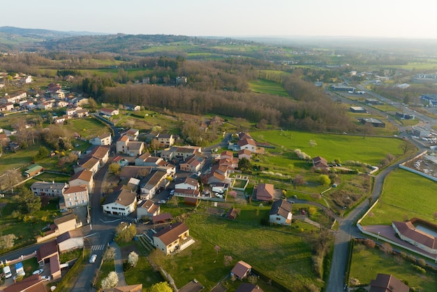 Vista aérea de casas residenciais na área rural suburbana verde