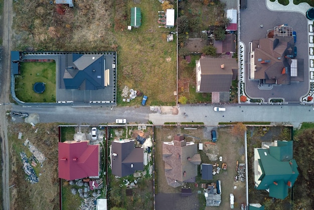 Vista aérea de casas residenciais na área rural suburbana