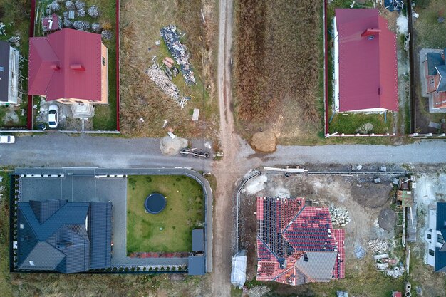 Vista aérea de casas residenciais na área rural suburbana