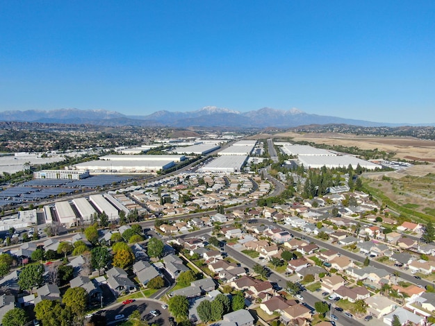 Vista aérea de cima da casa de subdivisão residencial em Diamond Bar Eastern Los Angeles Califórnia